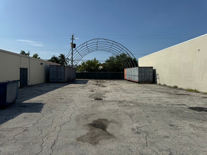 More Photos Of 2216 N 20th Ave, Hollywood Light Manufacturing For Sale