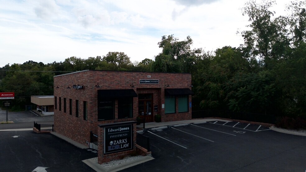 More Photos Of 103 S 3rd St, Ozark Office For Sale