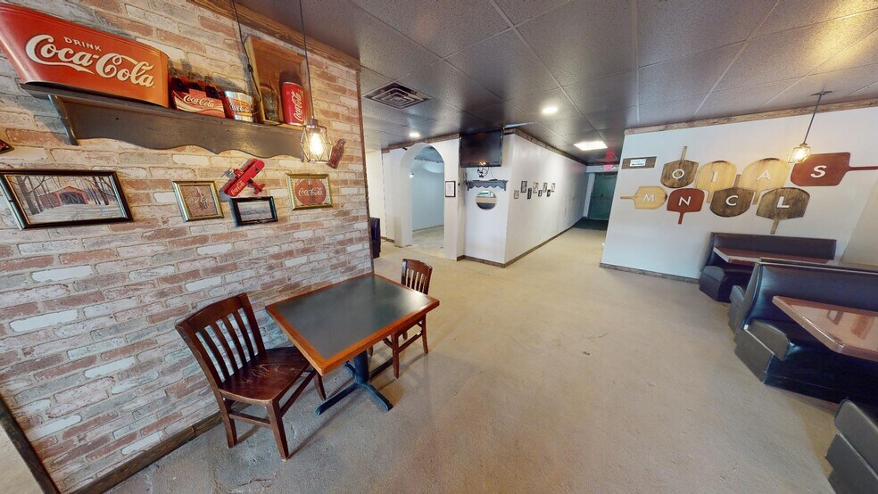 More Photos Of 912 1/2 S Main St, Monticello Storefront For Lease