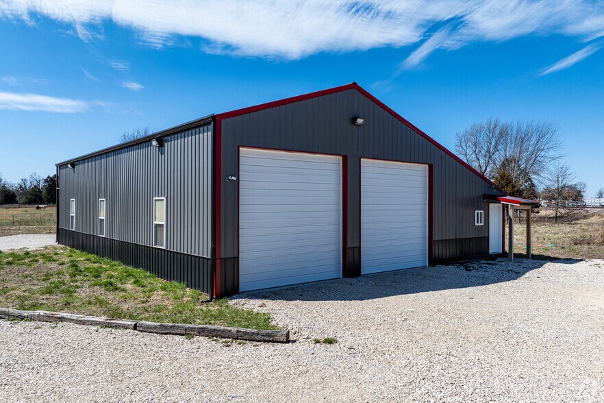 More Photos Of 64 Paradise Rd, Strafford Light Manufacturing For Sale