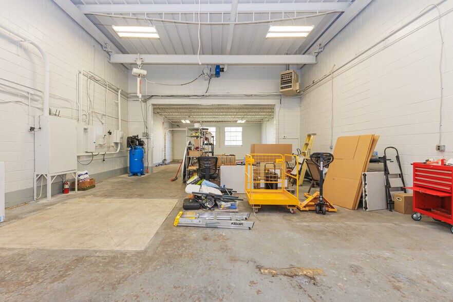 More Photos Of 5513 N Oxford St, Indianapolis Showroom For Lease