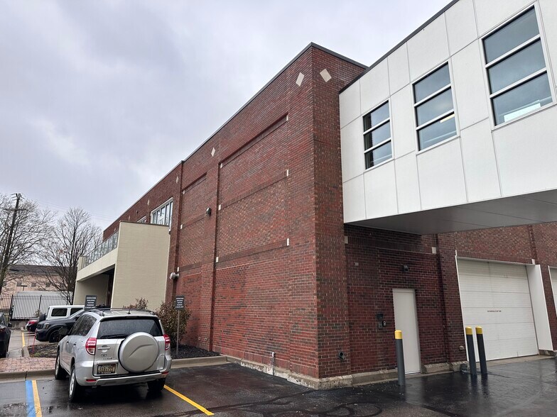More Photos Of 601 5th St NW, Grand Rapids Medical For Lease