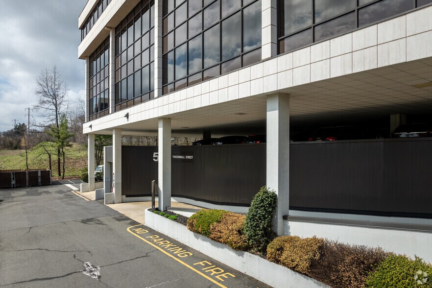 More Photos Of 510 Thornall St, Edison Office For Lease
