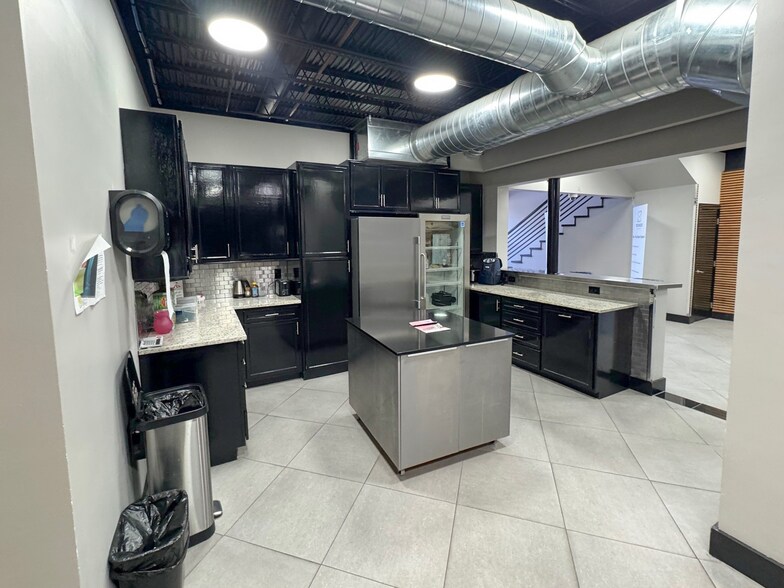 More Photos Of 5770 E Skelly Dr, Tulsa Office For Sale