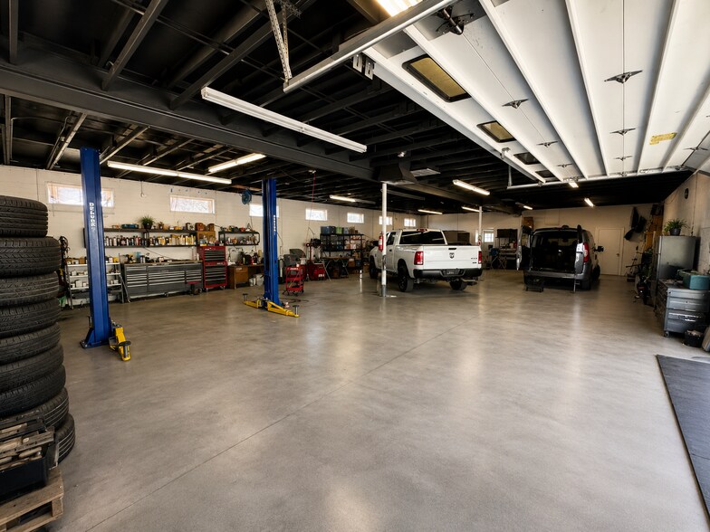 More Photos Of 906 E Broadway Rd, Phoenix Warehouse For Sale