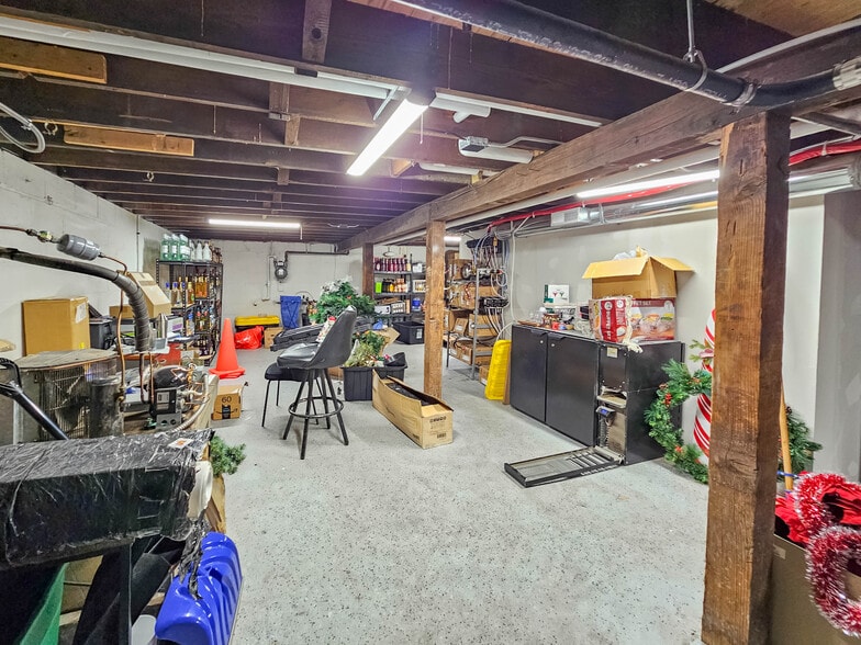 More Photos Of 3207 Leavenworth St, Omaha Bar For Sale