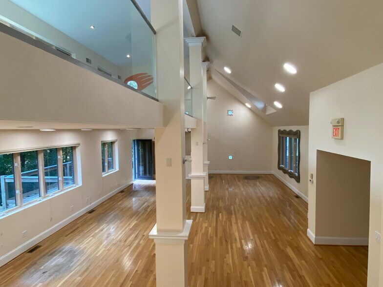 More Photos Of 2150 Alpine Pl, Cincinnati Office Residential For Lease