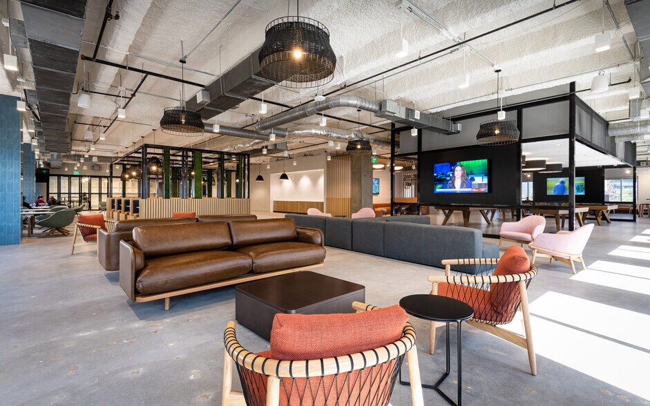 More Photos Of 14221 N Dallas Pky, Dallas Office For Lease