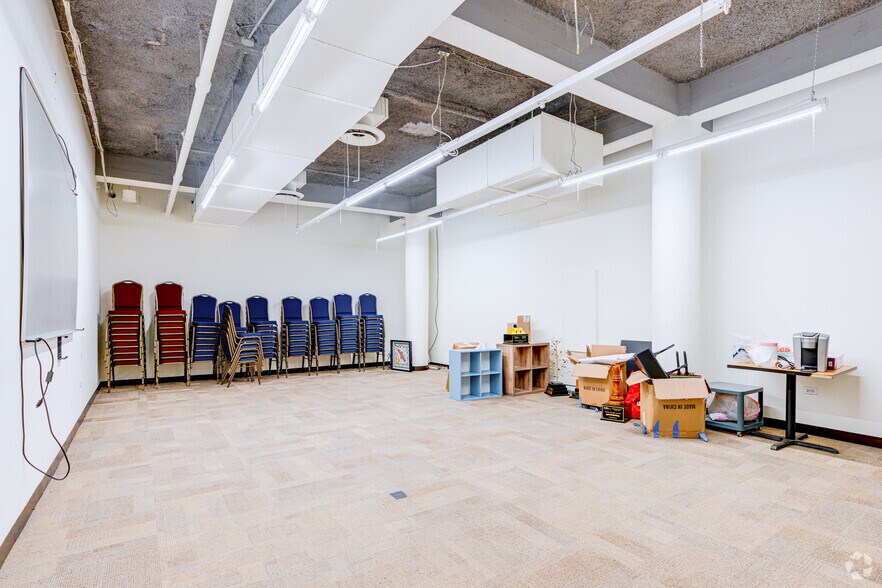 More Photos Of 1111 W 35th St, Chicago Flex For Lease