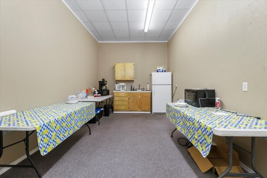 More Photos Of 1006 Nettleton Avenue Ave, Thayer Office For Sale