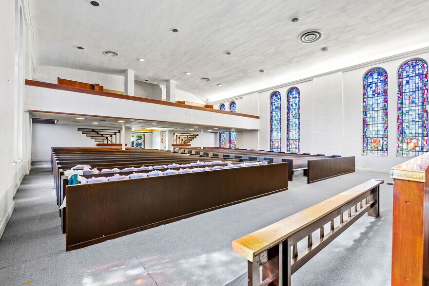 More Photos Of 1701 W Woodlawn Ave, San Antonio Religious Facility For Sale