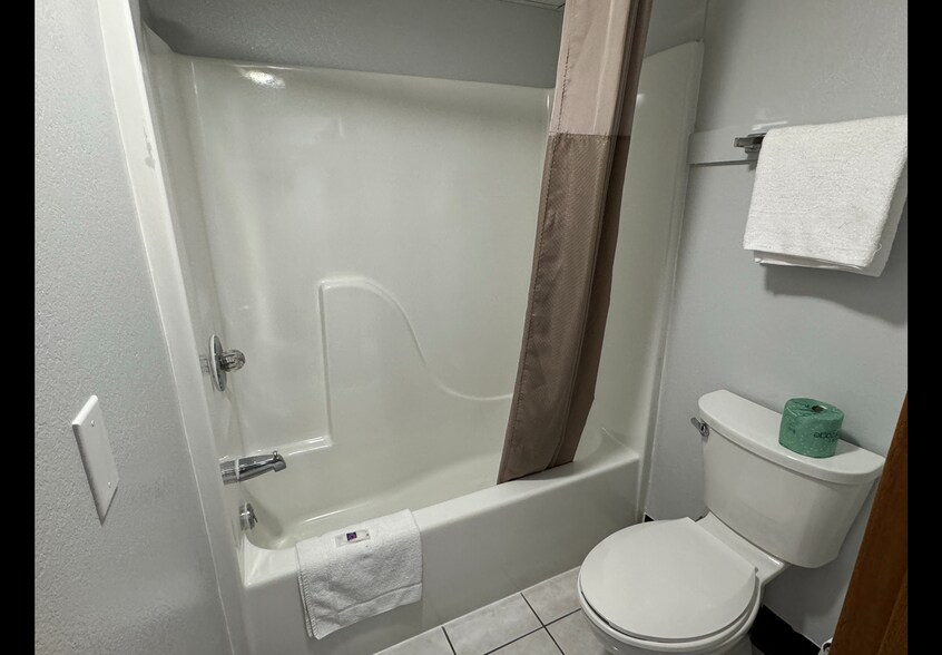 More Photos Of 2331 Lake Rd, Dyersburg Hotel For Sale