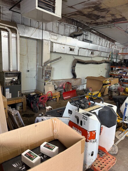 More Photos Of 155 Emig Rd, Emigsville Warehouse For Lease