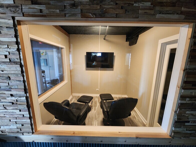 More Photos Of 9-23 N Union St, Elgin Office For Lease