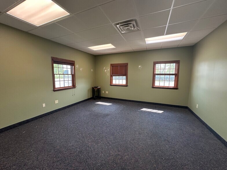 More Photos Of 6010 Drott Dr, East Syracuse Flex For Sale
