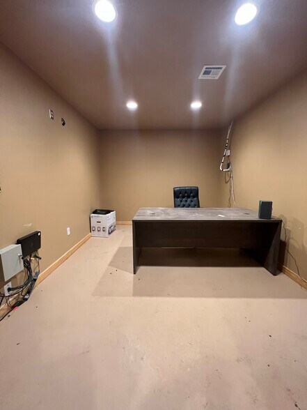 More Photos Of 13616 N 2920 Rd, Dover Warehouse For Sale