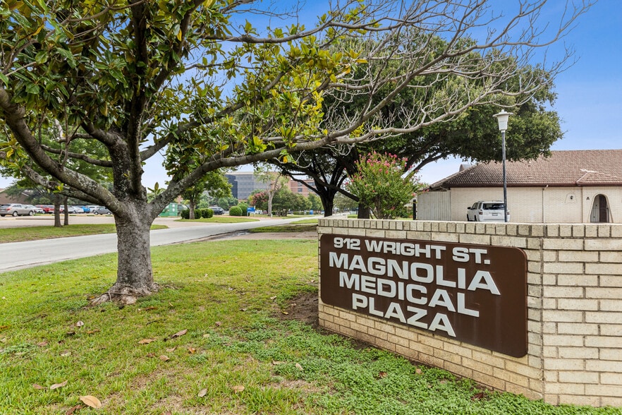 Primary Photo Of 912 Wright St, Arlington Medical For Sale