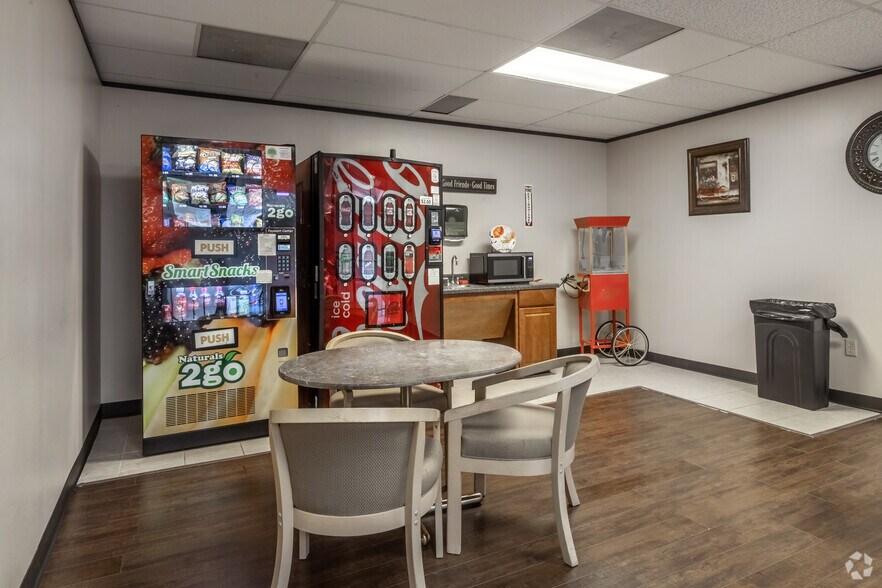 More Photos Of 425 Holderrieth Blvd, Tomball Medical For Lease