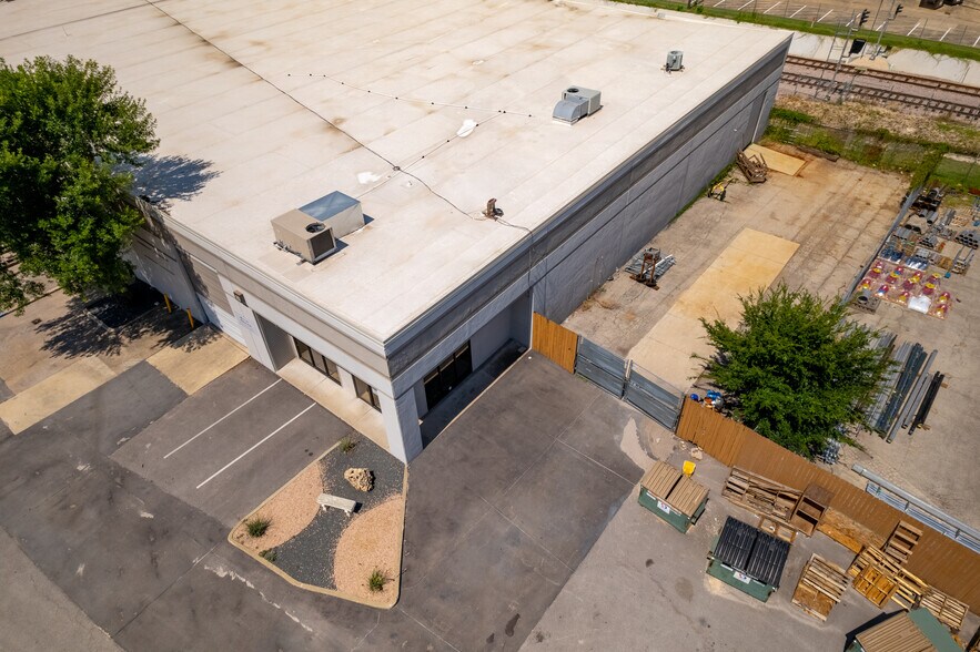 More Photos Of 2400 W Braker Ln, Austin Warehouse For Lease