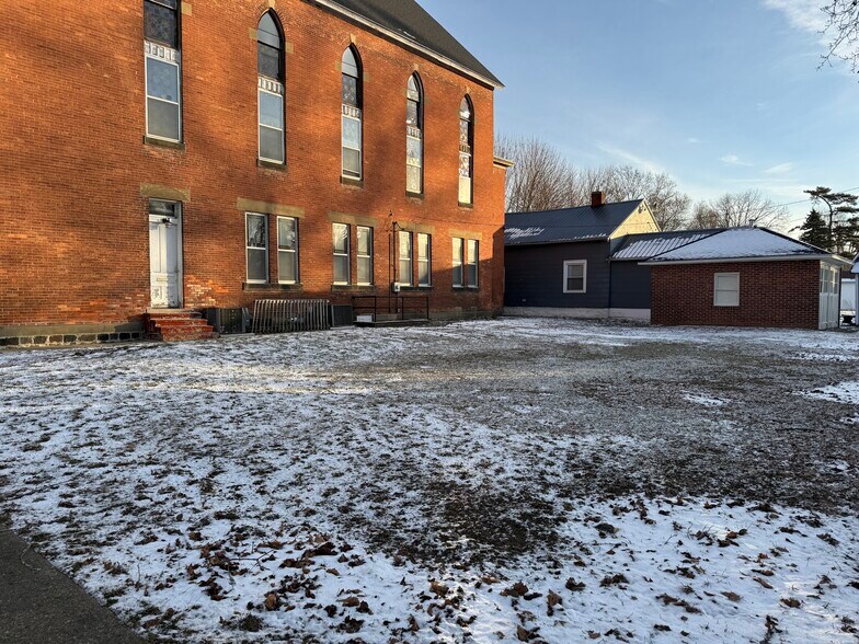 More Photos Of 601 S Superior St, Albion Specialty For Lease