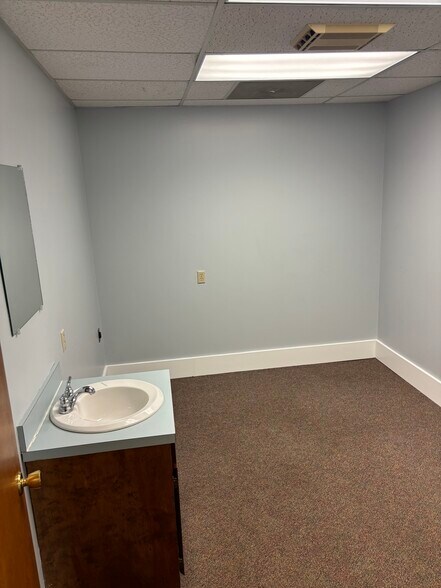More Photos Of 12 Carriage Ln, Charleston Office For Lease