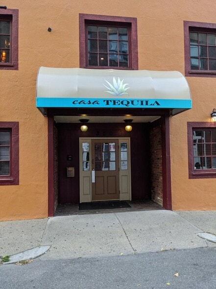 More Photos Of 300 Derby St, Salem Restaurant For Lease