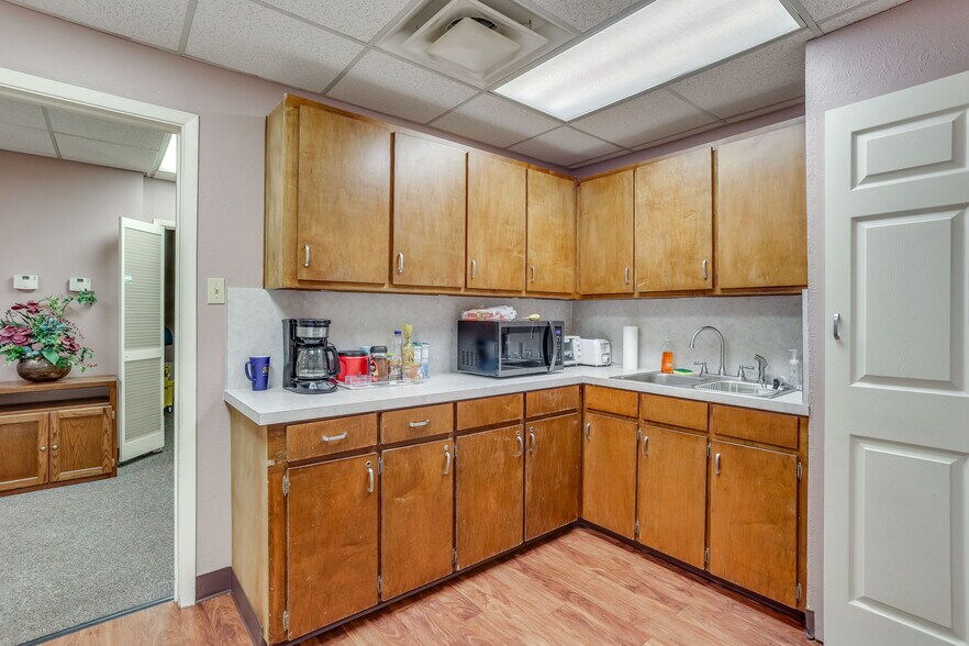 More Photos Of 1065 W Magnolia Ave, Fort Worth Office For Lease