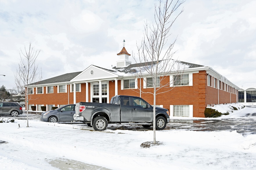 More Photos Of 2820 W Maple Rd, Troy Office For Lease