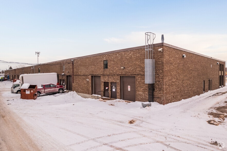 More Photos Of 9 St de la Place du Commerce, Brossard Flex For Lease