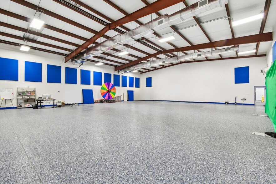 More Photos Of 14915 N Nebraska Ave, Tampa Showroom For Sale