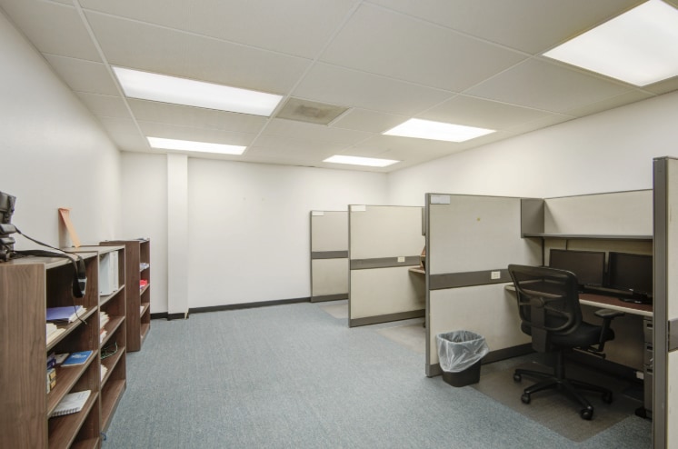 More Photos Of 102 Oak Park Dr, Clute Office For Sale