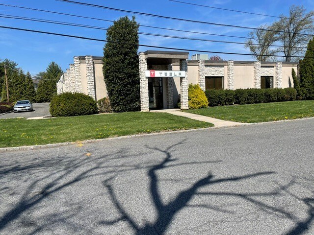 More Photos Of 52 Commerce St, Springfield Flex For Lease