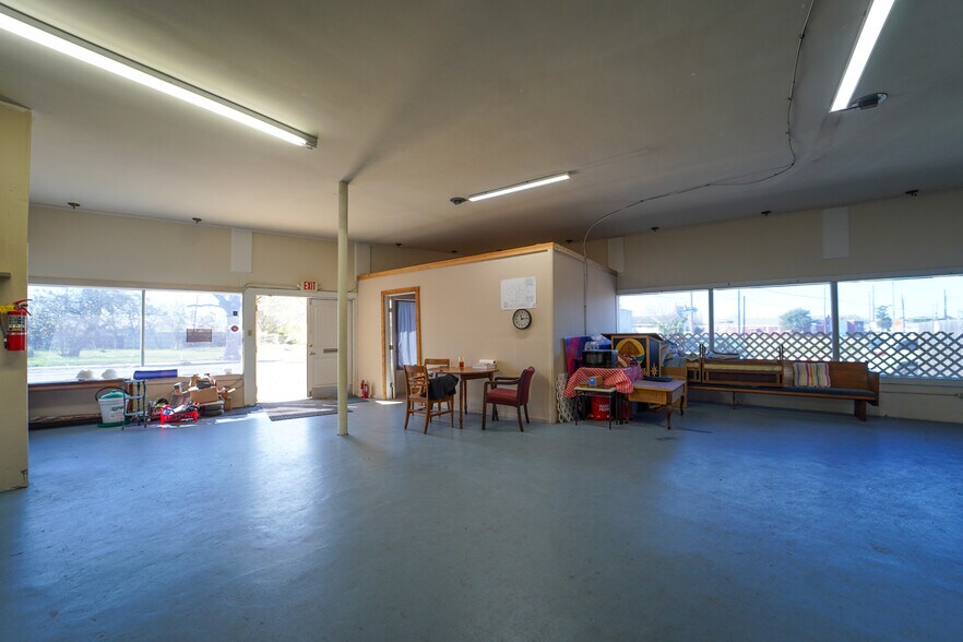 More Photos Of 802 North St, Victoria General Retail For Sale