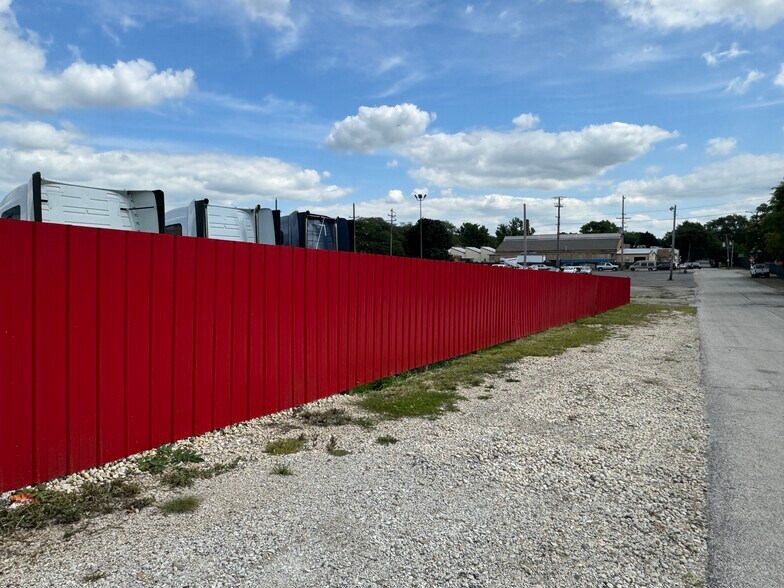 More Photos Of 644 W Park Ave, Aurora Truck Terminal For Sale