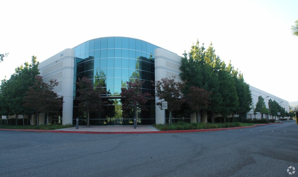 More Photos Of 709 Science Dr, Moorpark Warehouse For Lease