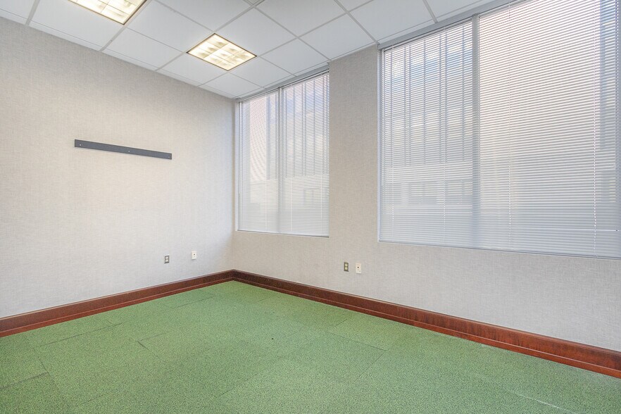 More Photos Of 129 N Main St, Anderson Office For Lease