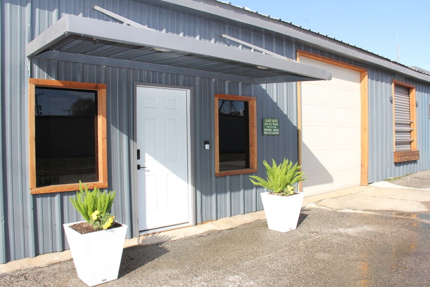 Primary Photo Of 98 Avenue A, Conroe General Retail For Lease