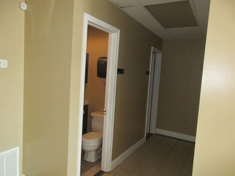 More Photos Of 7619-7621 E 46th Pl, Tulsa Showroom For Sale