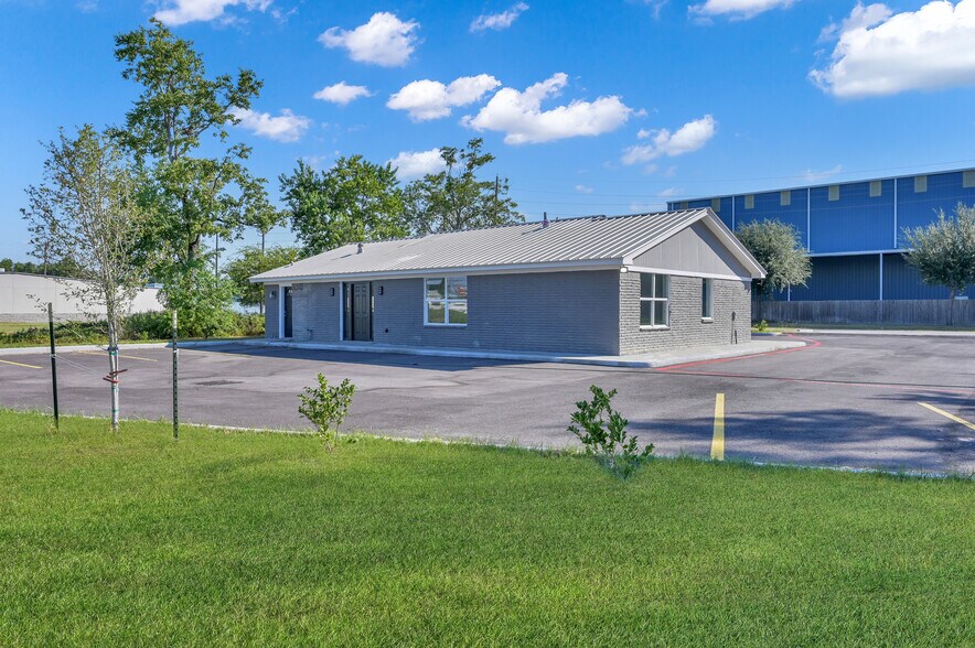 More Photos Of 28011 High Meadow Rd, Tomball Office Residential For Lease