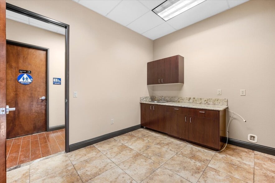 More Photos Of 7206 N Milburn Ave, Fresno Medical For Lease