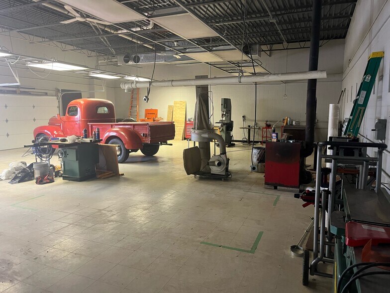 More Photos Of 5941 S Howell Ave, Milwaukee Flex For Lease