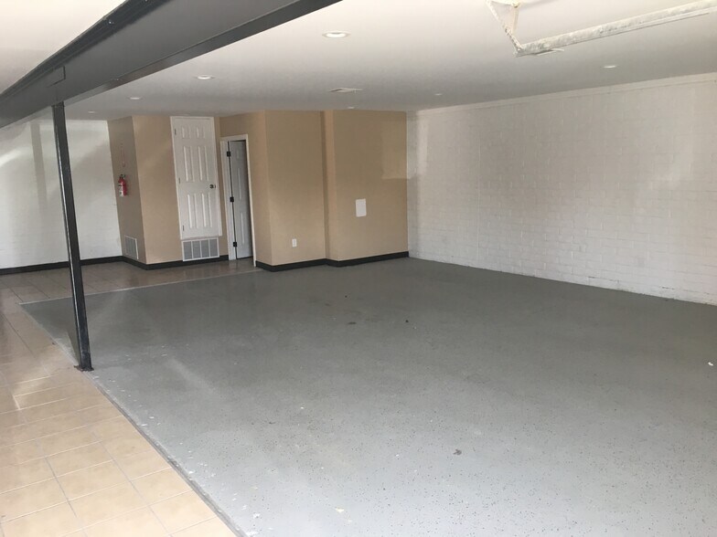 More Photos Of 2529 Merrell Rd, Dallas Light Distribution For Lease