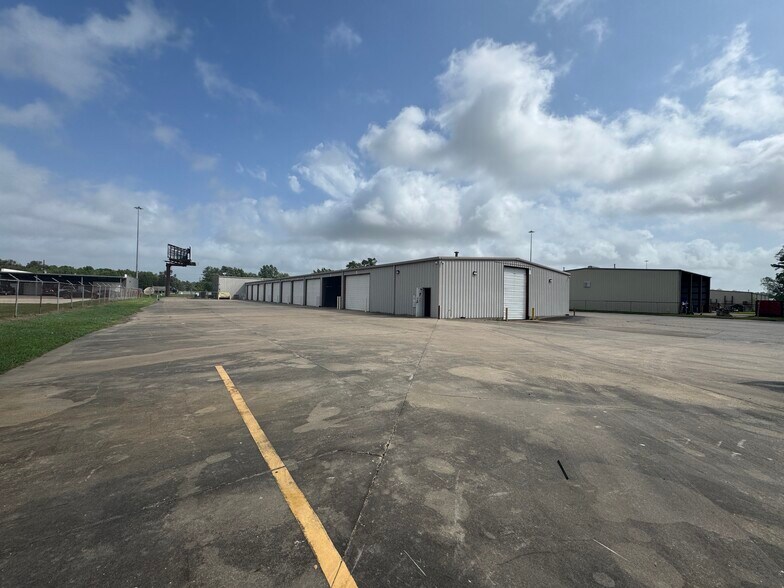 More Photos Of 3915 W Cardinal Dr, Beaumont Distribution For Lease
