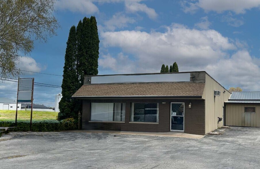 Primary Photo Of W1796 Elk Ln, Freedom General Retail For Lease