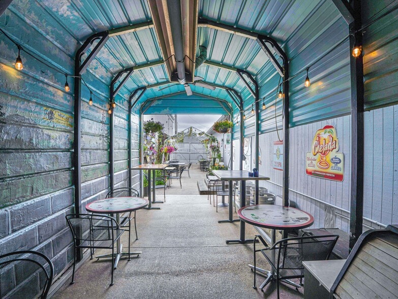 More Photos Of 142 S Main St, Jefferson Flex For Sale