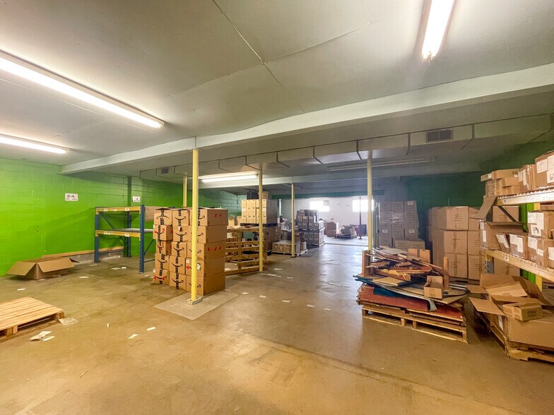 More Photos Of 2303 SE 14th St, Des Moines Warehouse For Lease