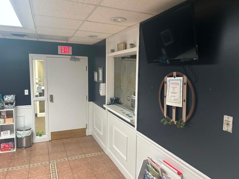 More Photos Of 250 Foxglove Dr, Mount Sterling Medical For Lease