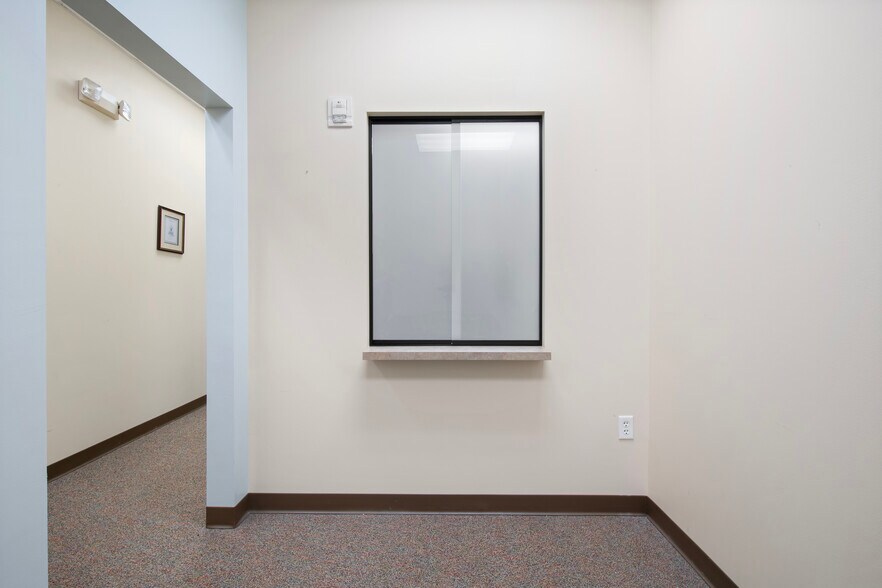 More Photos Of 7065 Westpointe Blvd, Orlando Office For Sale