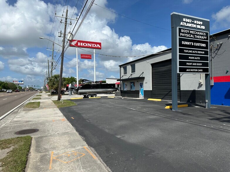 More Photos Of 8307-8309 Atlantic Blvd, Jacksonville Showroom For Lease
