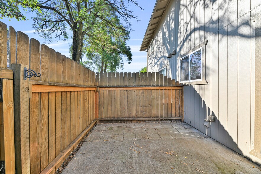 More Photos Of 437 Ash St, Central Point Apartments For Sale